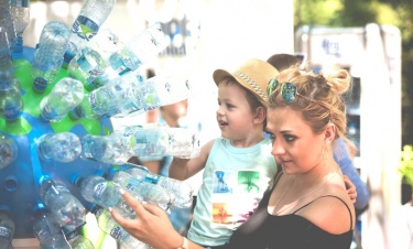 Kropla na trawie oraz strefa recyklingowa na Targu Śniadaniowym